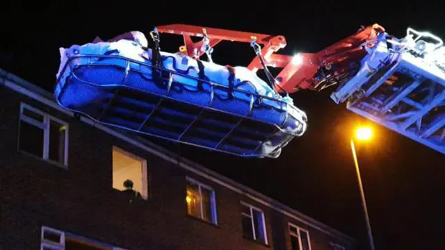 pria gemuk diangkat pakai crane