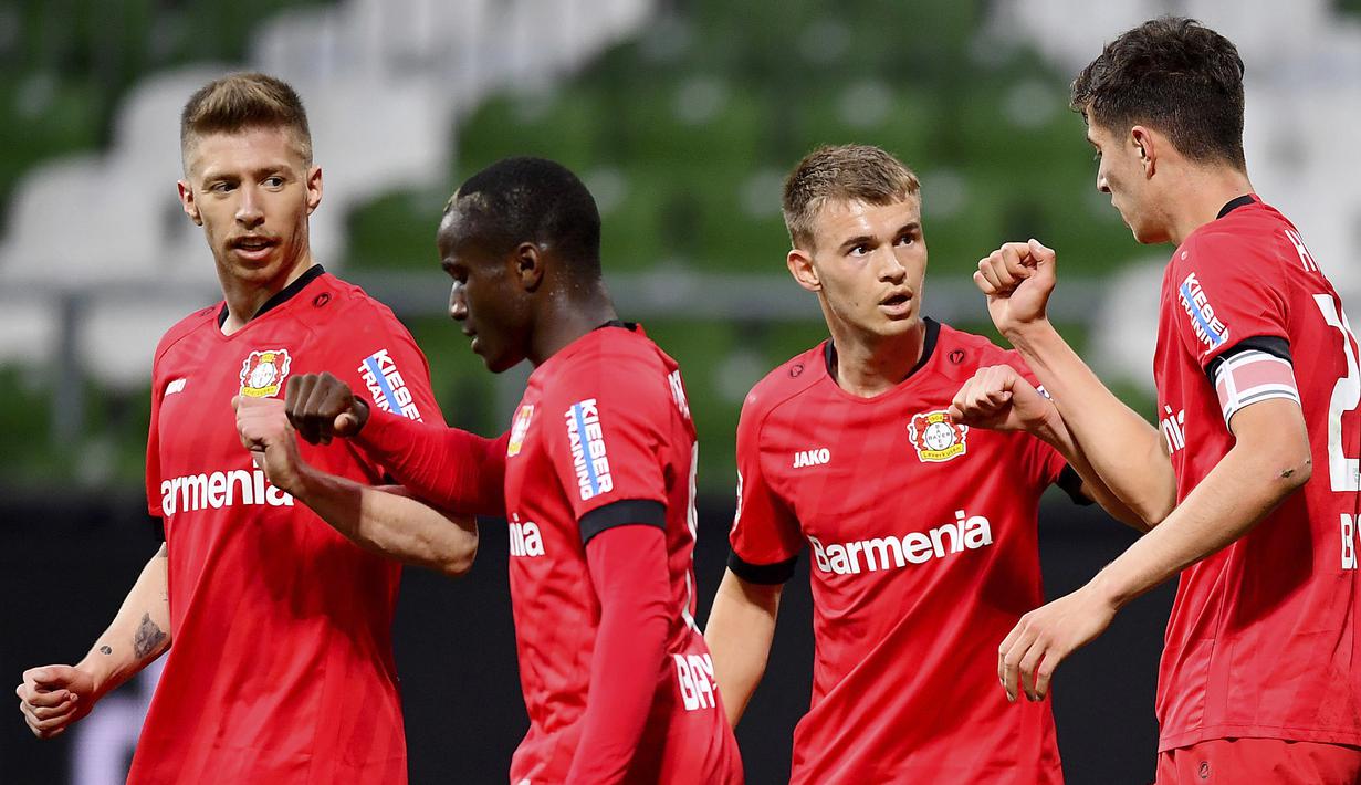 Pemain Bayer Leverkusen merayakan gol yang dicetak oleh Kai Havertz ke gawang Werder Bremen pada laga Bundesliga di Weserstadion, Bremen, Senin (18/5/2020). Bayer Leverkusen menang 4-1 atas Werder Bremen. (AP/Stuart Franklin)