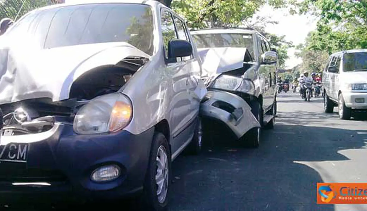 Citizen6, Bali: Tabrakan beruntun terjadi di Jl. Melati, Kota Denpasar, Bali. Kejadian itu terjadi sekitar pukul 14.00 WITA, ketika situasi jalan sedang ramai, Minggu (10/4). (Pengirim: Kelompok 4)