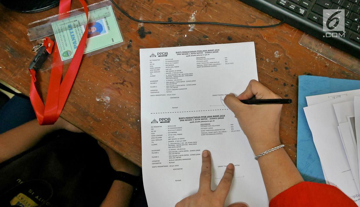 Orangtua murid saat mengisi kelengkapan seleksi Penerimaan Peserta Didik Baru (PPDB) di SMAN 1 Depok,  Kota Depok, Jawa Barat, Selasa (18/6/2019). PPDB SMA dibagi menjadi tiga jalur yakni zonasi, prestasi, dan pemindahan orangtua. (Liputan6.com/Herman Zakharia)