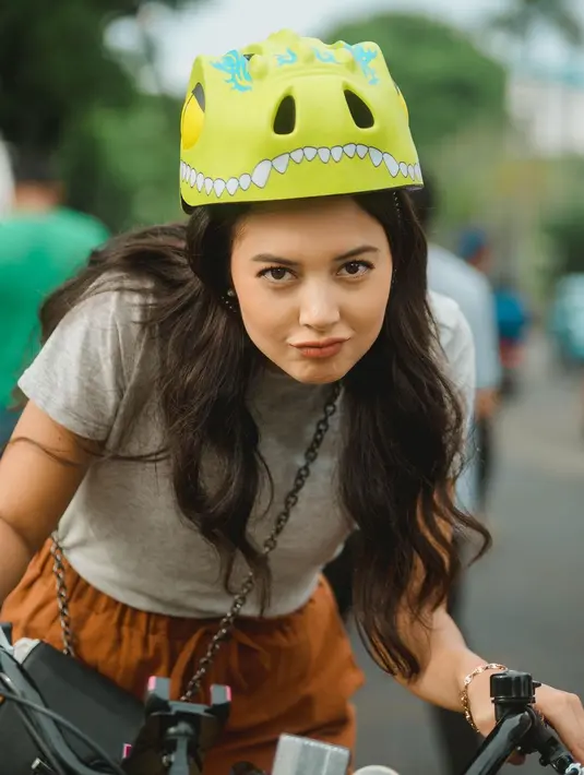 Salah satu no makeup makeup look andalan Aurelie adalah dengan mengenakan lipstik cokelat [@aurelie]