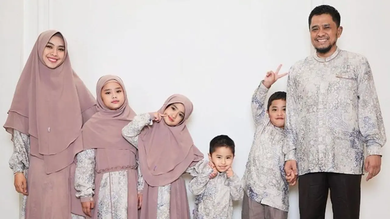 8 Potret Oki Setiana Dewi dan Keluarga Pakai Baju Kembar, Inspirasi saat Lebaran