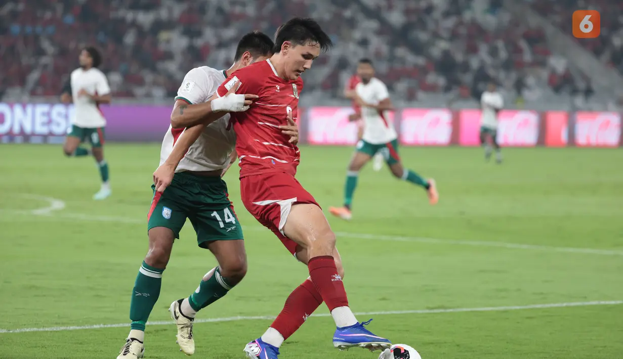 Pemain Timnas Indonesia Mitchell Baker menjadi bintang kemenangan setelah memborong lima gol saat menghadapi Bangladesh pada pertandingan Grup A FIFA ASEAN Cup 2026 di Jakarta, Kamis (1/10/2026). Indonesia menang telak 9-2 atas Bangladesh. (KLY/Budy Santoso)