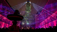 Balai Kota Lyon diterangi cahaya lampu selama festival cahaya tahunan, Fete De Lumiere, di Lyon, Prancis, Kamis (6/12). Festival yang berlangsung bertepatan dengan musim liburan Natal ini digelar sejak tahun 1852. (JEAN-PHILIPPE KSIAZEK / AFP)
