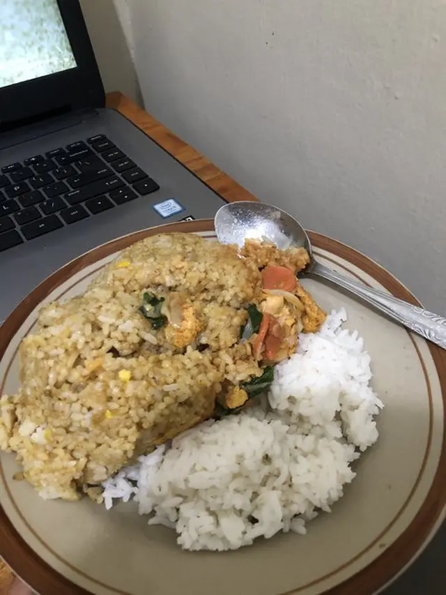 6 Cara Makan Nasi Goreng Untuk Buka Puasa Ini Nyeleneh Banget