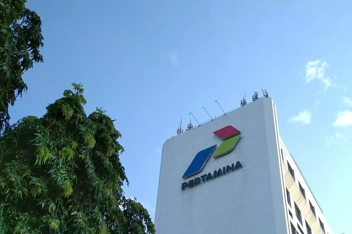 Langit Biru yang berpadu dengan Gedung Pertamina Pusat (dok. Linda)