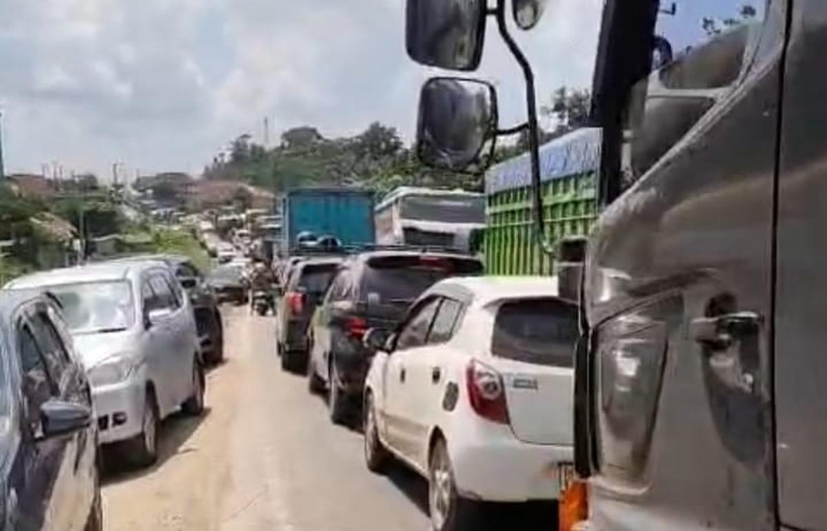 Jalan Lintas Timur Sumatera Palembang-Jambi Lumpuh Total, Kemacetan Capai 35 Km