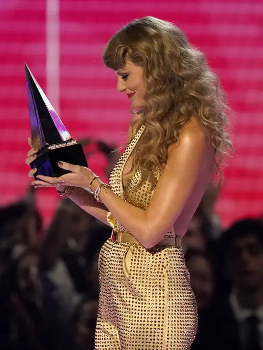 Taylor Swift menerima penghargaan untuk album pop favorit untuk "Red (Taylor's Version)" di American Music Awards di Microsoft Theater di Los Angeles pada Minggu, 20 November 2022. (AP Photo/Chris Pizzello)