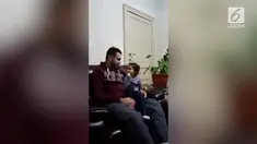 Seorang balita cilik tak ragu-ragu mengkoreksi sang ayah saat membaca ayat suci Al Quran. Aksi sang balita pun menuai pujian.