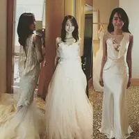 Kirana Larasati sedang menjajal gaun pengantin (Instagram)