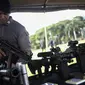 Senjata pasukan penembak jitu dicek petugas sebelum Apel Gelar Pasukan Operasi Lilin Jaya 2017 di Lapangan Silang Monas, Jakarta, Kamis (22/12). Apel gelar pasukan ini dalam rangka pengamanan Natal dan Tahun 2017. (Liputan6.com/Faizal Fanani)