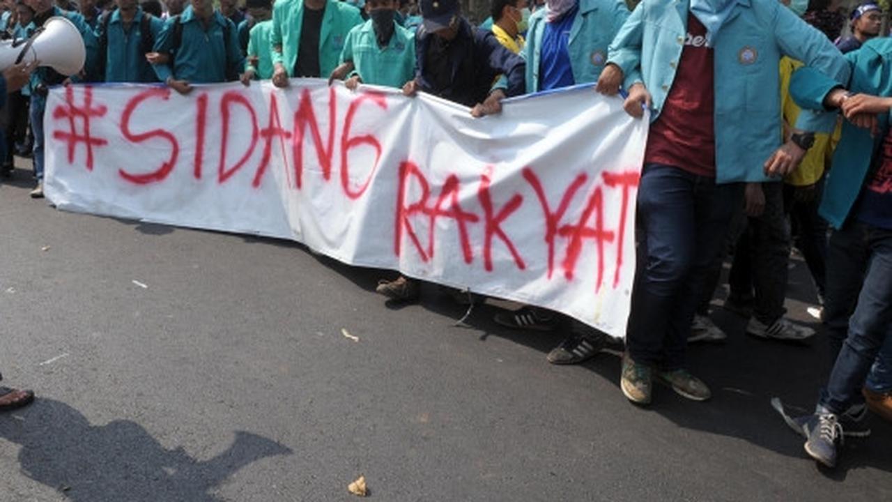 Ratusan mahasiswa gelar 'Sidang Rakyat' di depan Istana Merdeka