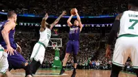 Guard Phoenix Suns, Devin Booker, mencetak 70 saat timnya kalah 120-130 di kandang Boston Celtics dalam lanjutan kompetisi NBA, Jumat (24/3/2017). (Bola.com/Twitter/NBAHistory)