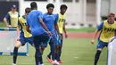 Sejumlah pesepak bola Timnas Inggris U-17 mengikuti sesi latihan di Stadion Madya, Jakarta, Selasa (21/11/2023). (Doc. LOC WCU17/BRY)