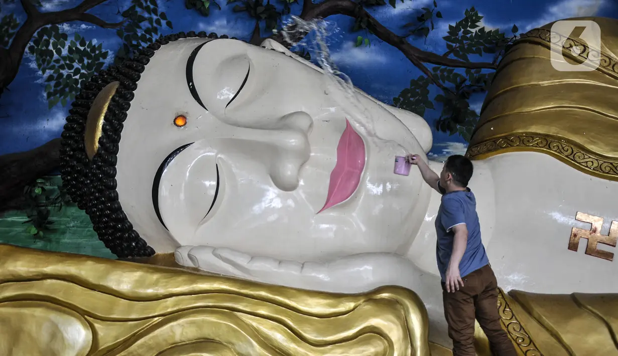 Warga keturunan Tionghoa membersihkan Patung Buddha Tidur di Wihara Buddha Dharma & 8 Pho Sat, Tajur Halang, Bogor, Jawa Barat, Minggu (23/1/2022). Kegiatan gotong royong membersihkan Patung Buddha Tidur ini merupakan tradisi dalam rangka menyambut Tahun Baru Imlek. (merdeka.com/Iqbal S. Nugroho)