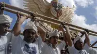 Sejumlah pemuda mengarak patung Burung Garuda Pancasila dalam kegiatan &quot;Grebeg Aksara Prasada&quot; di Ubud, Bali, Selasa (1/6). Kegiatan ini untuk memperingati lahirnya Pancasila.(Antara)