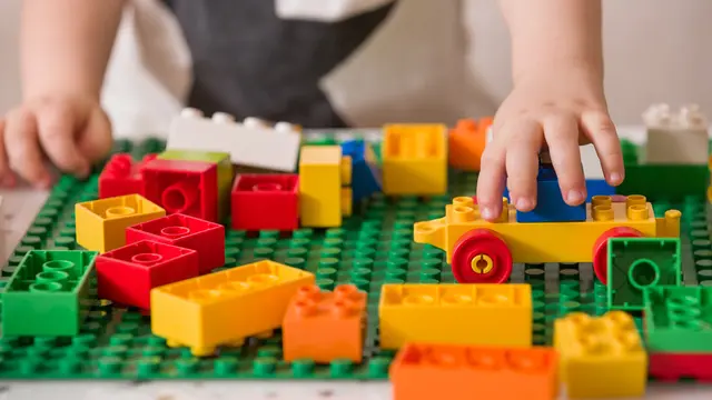 Ilustrasi anak sedang bermain bricks