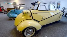 Foto pada 8 Juli 2020 menunjukkan koleksi mobil klasik "mini" yang dipamerkan di aula rumah lelang Dorotheum di Wina, Austria. Rumah lelang Austria, Dorotheum, di Wina akan mengadakan lelang mobil-mobil klasik "mini" pada Jumat (10/7) mendatang. (Xinhua/Guo Chen)