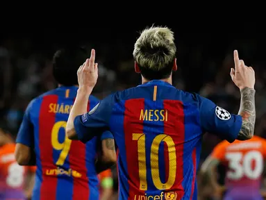 Penyerang Barcelona, Lionel Messi melakukan selebarasi setelah mencetak gol ketiganya pada pertandingan Liga Champion, FC Barcelona kontra Manchester City di stadion Camp Nou, Barcelona, Spanyol, Rabu (19/10). (Reuters/Albert Gea)