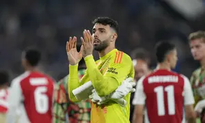 Kiper Arsenal, David Raya memberikan tepuk tangan setelah laga Liga Europa 2023/2024 melawan Atalanta di Atleti Azzurri d'Italia stadium, Bergamo, Italia, Jumat (20/09/2024) WIB. (AP Photo/Antonio Calanni)