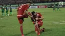 Penyerang Persija, Marko Simic melakukan selebrasi dengan mengelap sepatu Jaimerson Da Silva Xavier saat laga pertama semifinal Piala Presiden 2018 di Stadion Manahan, Solo, Jawa Tengah, Sabtu (10/2). Persija menang 4-1. (Liputan6.com/Helmi Fithriansyah)