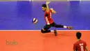 Pemain Surabaya Samator, Mirza Pratama, gagal mengantisipasi bola dari pemain Palembang Bank Sumsel Babel pada putaran pertama Proliga 2016 di GOR Ken Arok, Malang, Sabtu (20/2/2016). (Bola.com/Nicklas Hanoatubun)