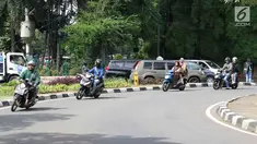 Pengendara sepeda motor melawan arus untuk memutar balik di kawasan Cilandak, Jakarta, Kamis (31/1). Selain melanggar hukum, perilaku buruk pemotor berpotensi membahayakan keselamatan diri sendiri serta pengendara lain. (Liputan6.com/Immanuel Antonius)