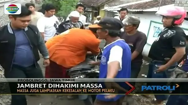Terjebak di perlintasan kereta api, seorang jambret di Probolinggo, Jawa Timur, nyaris babak belur dihakimi massa.