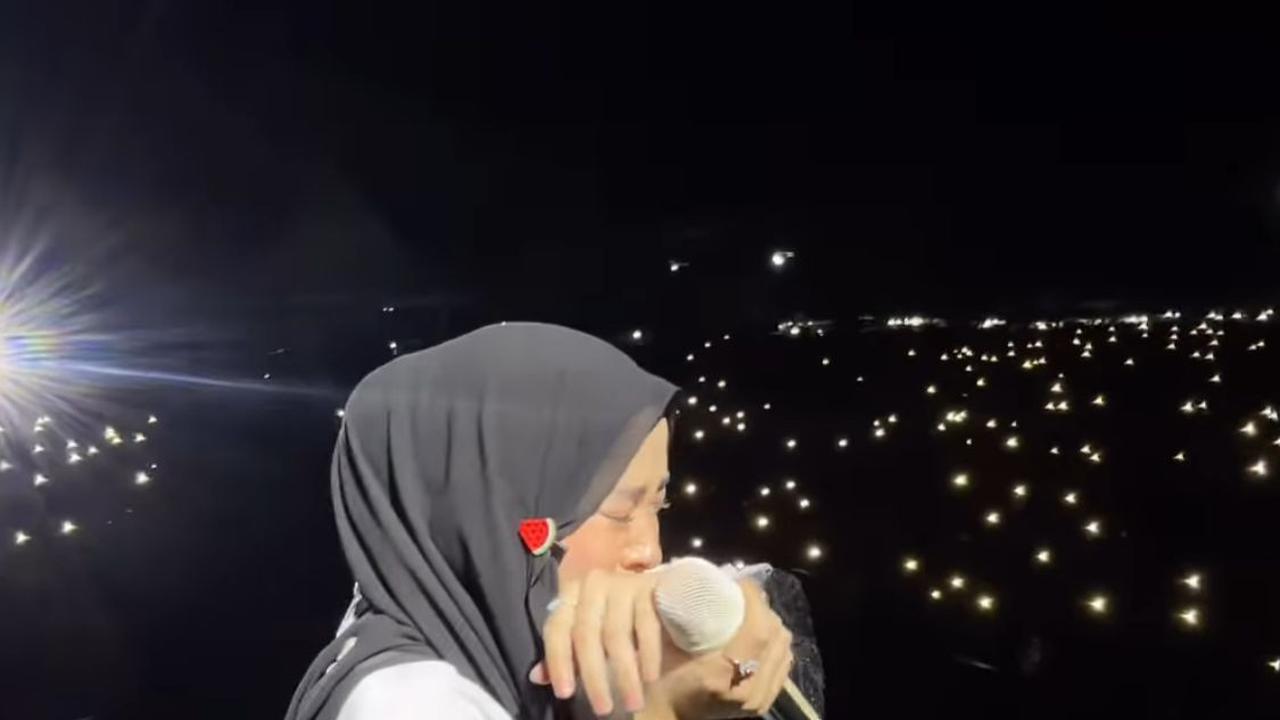 Viral! Momen Haru, Nissa Sabyan Menangis Saat Nyanyikan Lagu Tentang Taubat di Panggung