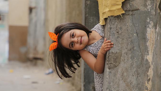Seorang anak perempuan Palestina tampak bermain di kamp pengungsi Shati di Gaza City, Palestina, pada 7 Juni 2020. Kamp pengungsi Al-Shati tersebut merupakan tempat hampir 86.000 warga Palestina hidup berdekatan satu sama lain. (Xinhua/Rizek Abdeljawad)