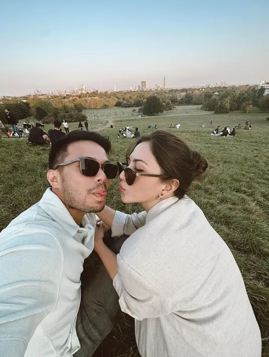 <p>Setelah mengadakan acara pernikahan dalam beberapa sesi, Jessica Mila dan Yakup Hasibuan memilih honeymoon di London. Lihat di sini gaya couple pengantin baru yang seru banget. Foto: Instagram.</p>