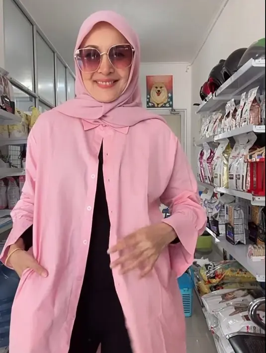 "sangat beruntung dan juga seorang wanita sangat hebat," tulis ubay.jessringers23. "Keren usia 61 masih sehat, cantik, mandiri, nyetir sendiri sangat menginsfirasi," tulis salamahsiti78. [Instagram/henidaramroe]