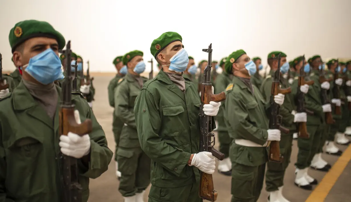 Tentara Maroko berjaga selama penyambutan sebagai bagian dari latihan militer Singa Afrika di Kompleks Grier Labouihi, Maroko, Rabu (9/6/2021). Dengan lebih 7.000 peserta dari sembilan negara dan NATO, Singa Afrika adalah latihan terbesar Komando Afrika AS. (AP Photo/Mosa'ab Elshamy)