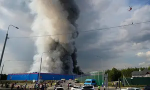 Gelombang serangan drone Ukraina menghantam sejumlah gudang milik Ozon, peritel daring terbesar kedua di Rusia. (AP Photo)