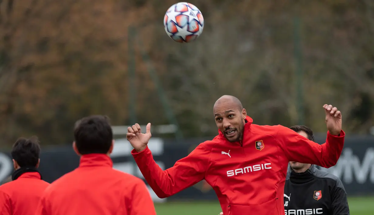 Gelandang Rennes, Steven Nzonzi menyundul bola saat mengikuti sesi latihan tim di pusat pelatihan Piverdiere di Rennes, Prancis barat (23/11/2020). Rennes akan bertanding melawan Chelsea pada Grup E Liga Champions di Roazhon Park. (AFP/Loic Venance)