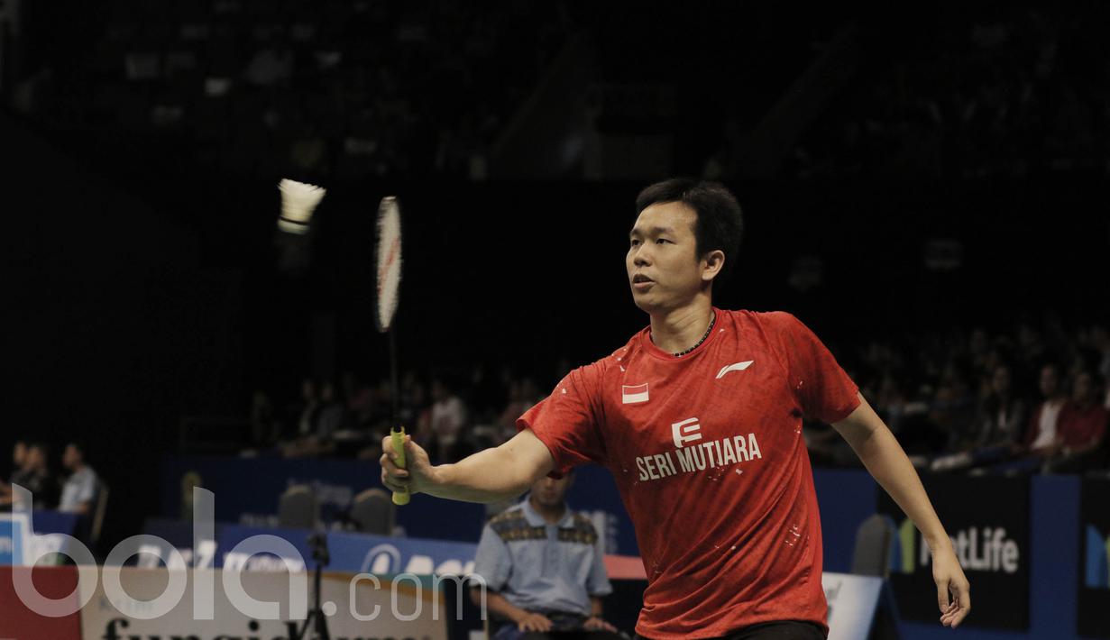 Pasangan Indonesia-Malaysia Hendra Setiawan / Boon Heong Tan, kalah dari pasangan China, Li Junhui dan Liu Yuchen pada laga Indonesia Open 2017 di JCC, Kamis, (15/6/2017). Pasangan China menang dengan skor 21-15, 21-15. (Bola.com/M Iqbal Ichsan)