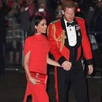 Pangeran Harry dan Meghan Markle tampil kompak dengan busana merah (Foto: Shutterstock)