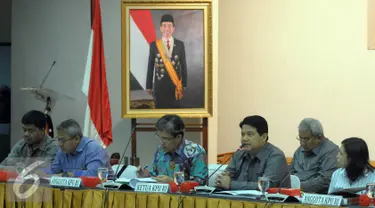 Ketua KPU Husni Kamil Manik (kedua kanan) memimpin uji publik rancangan peraturan KPU tentang Pilkada 2017 di KPU, Jakarta, Senin (18/4). Uji publik dalam rangka penyempurnaan perubahan peraturan KPU terkait tahapan pemilihan. (Liputan6.com/Helmi Afandi)