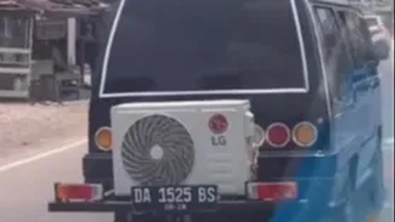 Kipasnya dipasang Pakai Keranjang di Belakang Mobil