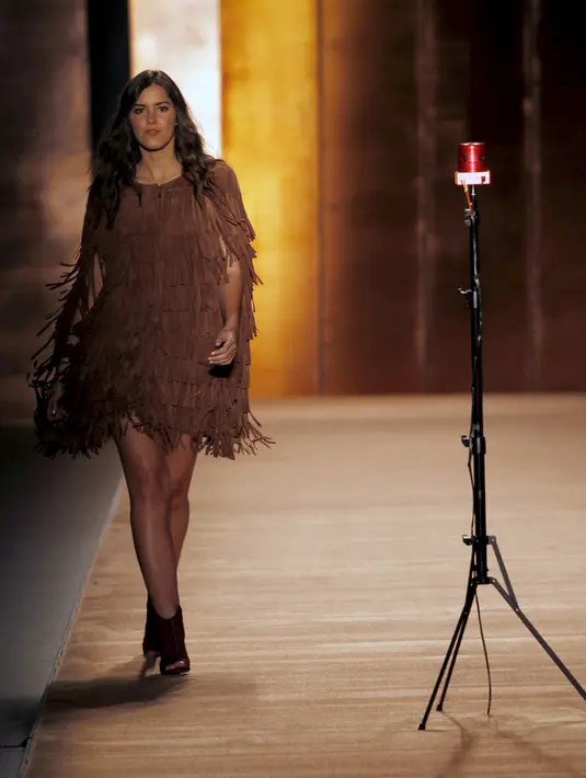 Paulina Vega berjalan lurus di atas catwalk saat acara fashion Colombiamoda di Medellin, Kolombia (28/7/2015). (REUTERS/Fredy Builes)