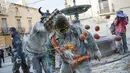 Peserta saat saling melempar tepung dan telur saat mengikuti festival tradisional Els Enfarinats di Ibi, Alicante, Spanyol (28/12). (AFP Photo/Jaime Reina)