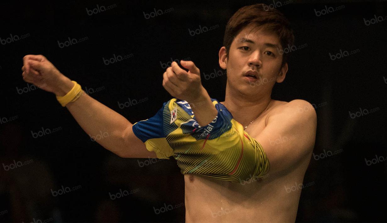 Terdengar sahut menyahut jeritan para wanita yang menyebut nama Lee Yong-dae saat dirinya membuka baju disela-sela laga semifinal BCA Indonesia Open 2016. (Bola.com/Vitalis Yogi Trisna) 