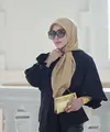 Sang "Princess" tampak memamerkan tubuh proporsional dalam balutan busana kasual bernuansa hitam yang dipadukan dengan aksesori emas menyala, mencerminkan gaya glamor khasnya. [@princessyahrini].