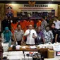 Direktorat Tindak Pidana Narkoba Bareskrim Polri memberi keterangan saat pengungkapan kasus produksi ilegal obat Somadril (PCC) di Bareskrim Polri, Jakarta, Jumat (22/9). (Liputan6.com/JohanTallo)