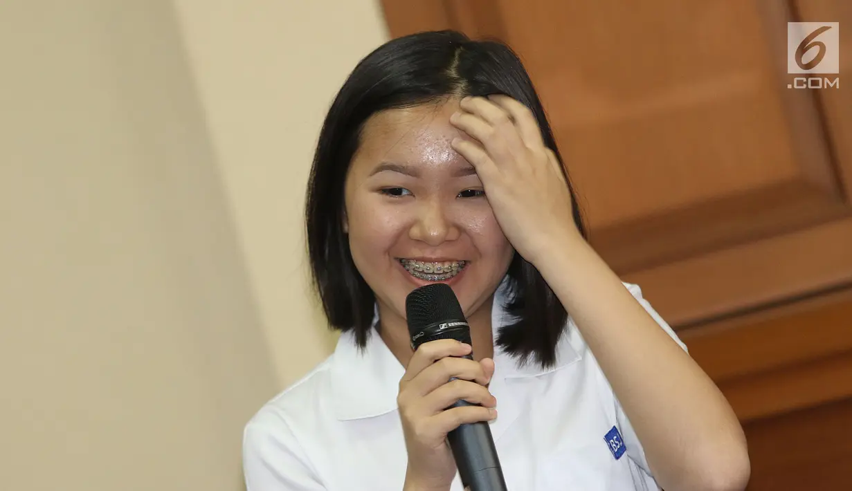 Celestine Jovanna Wenardy penemu alat diagnosis diabetes saat jumpa pers terkait bajakah di Kemenkes, Jakarta, Senin (26/8/2019).  Menkes bertemu dengan penemu alat diagnosis diabetes  dan masuk top 20 di google science fair, Menkes memgapresiasi penelitian alat diagnosis diabetes. (Liputan6.com/Her