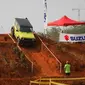 Harus melewati jalan kasar dan berbatu, jungkat jungkit serta tanjakan dan turunan tajam, setiap trek yang dilewati Suzuki Jimny dibuat layaknya tengah berkendara di alam bebas.