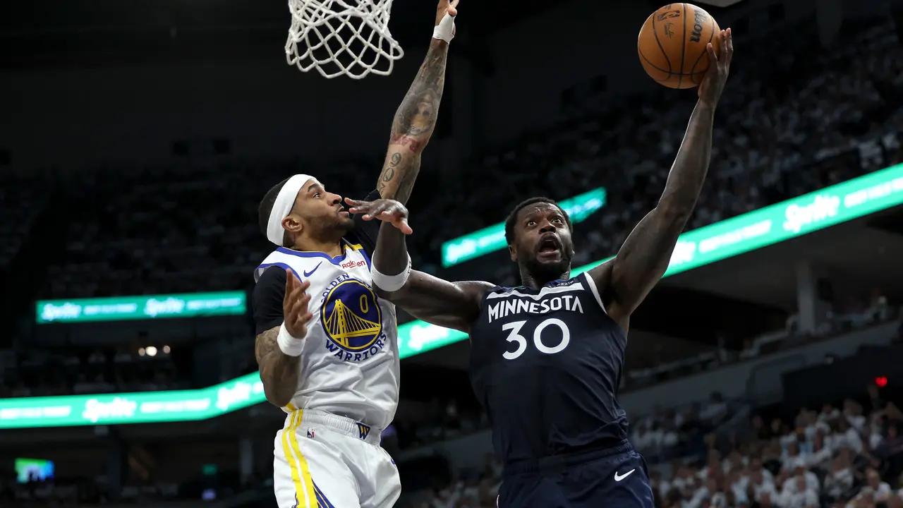 Pemain Timberwolves Julius Randle beraksi saat melawan Warriors di semifinal Wilayah Barat NBA