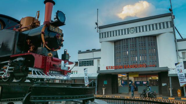 Pintu masuk timur Stasiun Kereta Api Bandung, Jalan Stasiun Timur, Bandung. (sumber foto : Humas PT KAI Daop 2 Bandung)