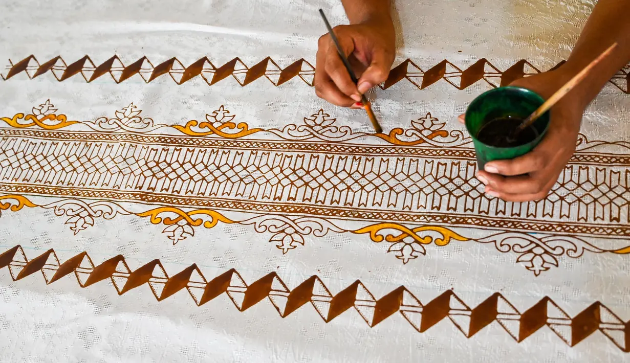 Penetapan tanggal 2 Oktober sebagai Hari Batik Nasional sekaligus memperingati pengakuan UNESCO terhadap batik sebagai Warisan Kemanusiaan untuk Budaya Lisan dan Nonbendawi pada tahun 2009. (CHAIDEER MAHYUDDIN/AFP)