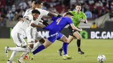 Pemain Argentina, Julian Alvarez, berusaha melewati pemain Kosta Rika dalam laga persahabatan yang digelar di Los Angeles Memorial Coliseum, Amerika Serikat, Rabu (27/3/2024). Argentina menang dengan skor 3-1. (AP Photo/Eric Thayer)